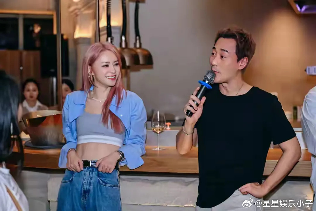 笑死我了，张馨月过个生日，大家讨论起了她的旧衣服，难道不应该首先注意到的是她那完