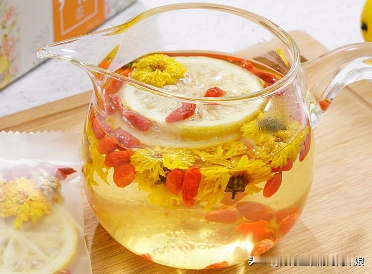 。以下是一些适合的养生食谱：菊花柠檬饮：准备杭白菊3-4朵、柠檬1片、陈皮