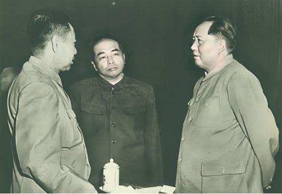 大授衔之前，毛主席突然问领导授衔工作的彭德怀，老彭，拟授将军以上的同志里面，有没