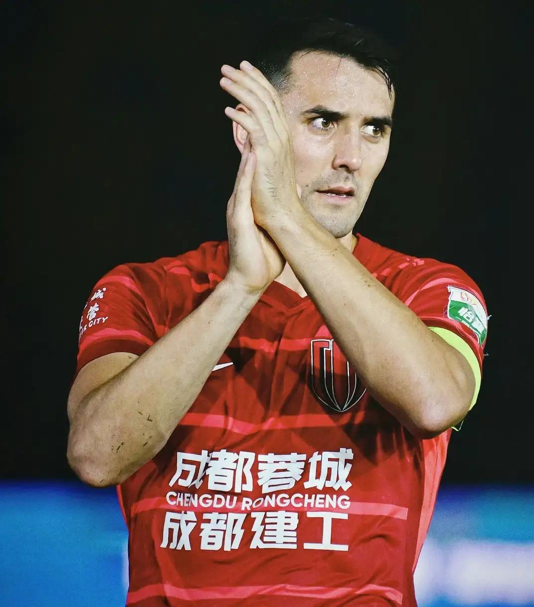 周定洋不是没机会留在蓉城只是他的团队操作太业余！现在估计都后悔了，本来在新规前可