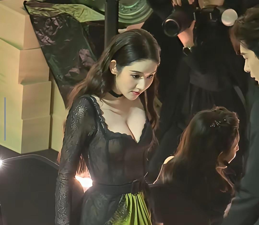 别再盯着王玉雯的腿了，那不是她最“要命”的武器。多数人只看到她那副“活衣架”骨