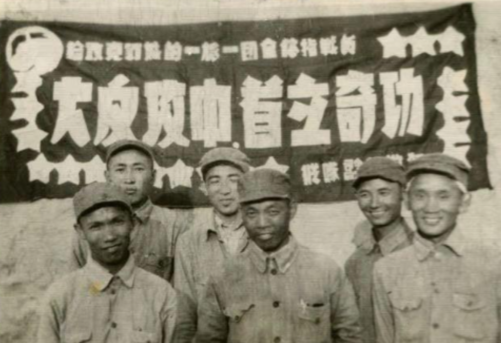 1966年5月，空军后勤部副政委戚先初少将刚刚赴任，一家八口挤在半个四合院里。不