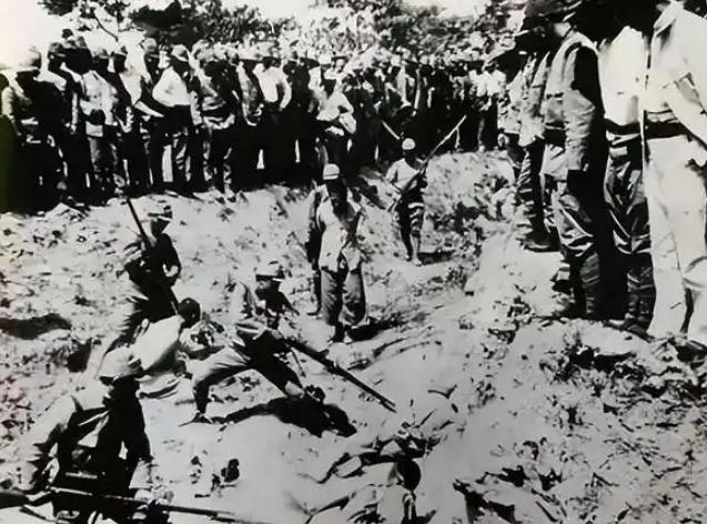 如果回到1937年的南京，你会害怕吗？日军强迫第一批俘虏挖好坟坑，第二批俘虏埋掉