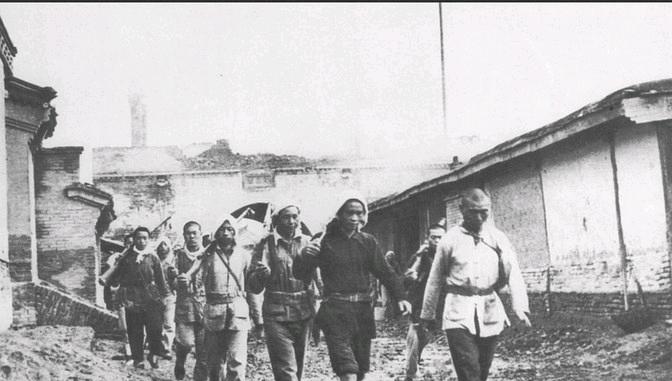 1942年，70多名八路军在寺庙入睡。一战士半夜小便，忽然瞪大眼睛，高喊：“