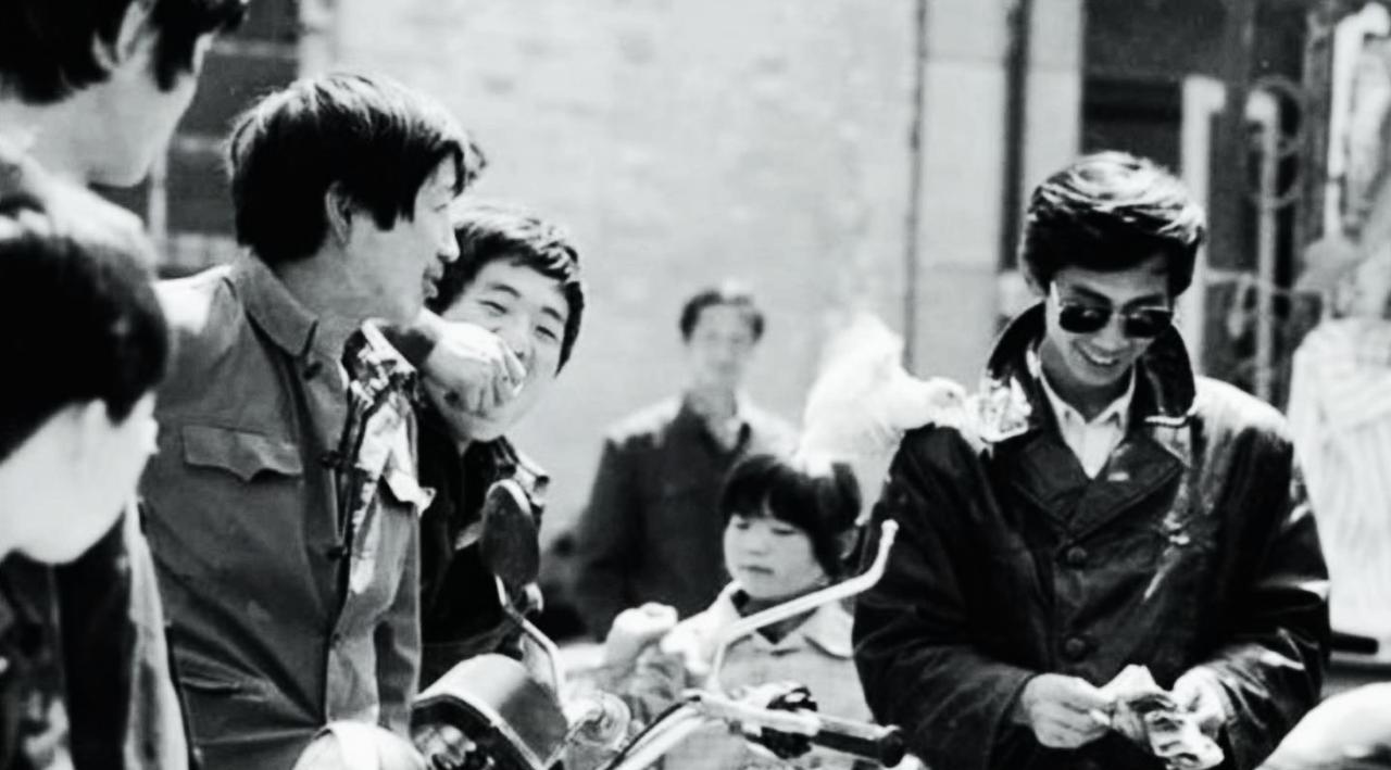 1983年夏，一位首长前往秦皇岛视察，途经唐山某路口时，被拦路收费。警察上前阻止