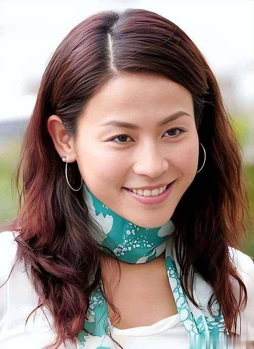 55岁的宣萱在采访中坦言从未尝试医美微调，直言“怕上瘾”。她认为自然老去是必然规