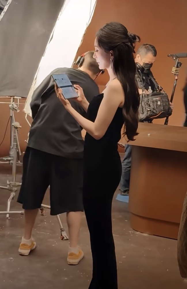 杨幂一张穿黑色抹胸裙的生图流出，直接把顶流女星的真实体态，扒了个底朝天。镜头里，她拿着折叠屏手机拍广