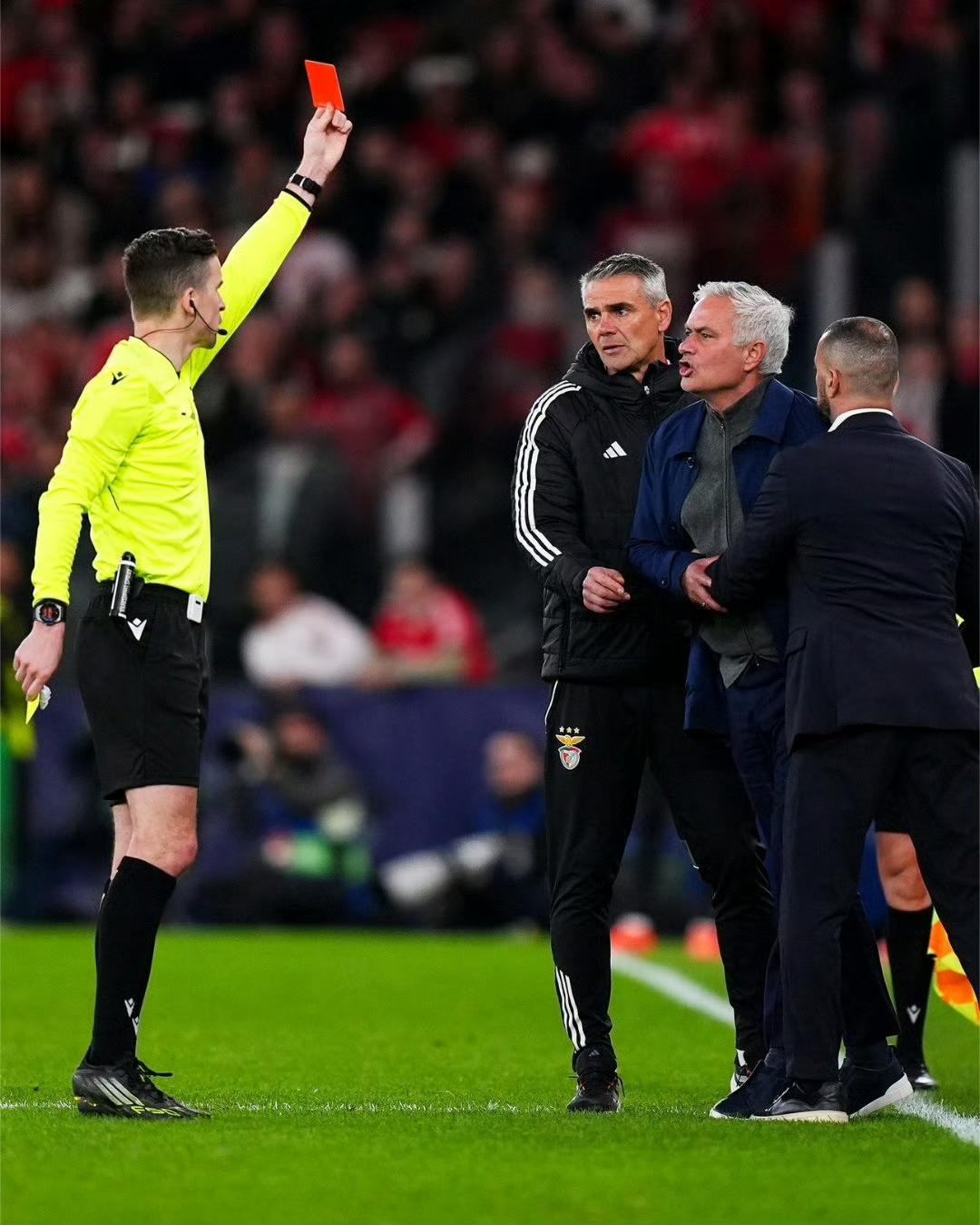 穆里尼奥的本菲卡和皇马的比赛，果然是欧冠焦点战。穆里尼奥又拿红牌了，无缘重回伯纳