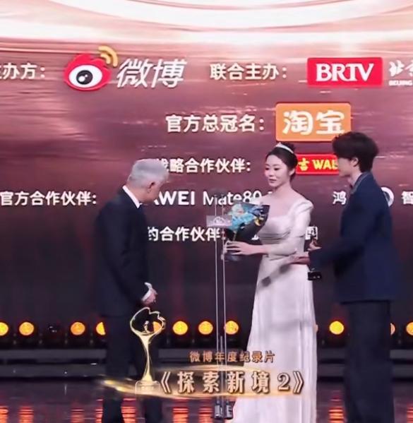 那晚的舞台，差点就成了一场顶级流量对资深前辈的无声羞辱。主持人一个流程失误，险