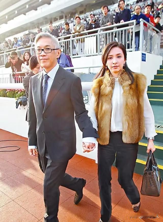 被百亿富豪独宠30年，58岁看着还跟小姑娘似的，儿子娶了霍启刚的堂妹。这吴婉芳，