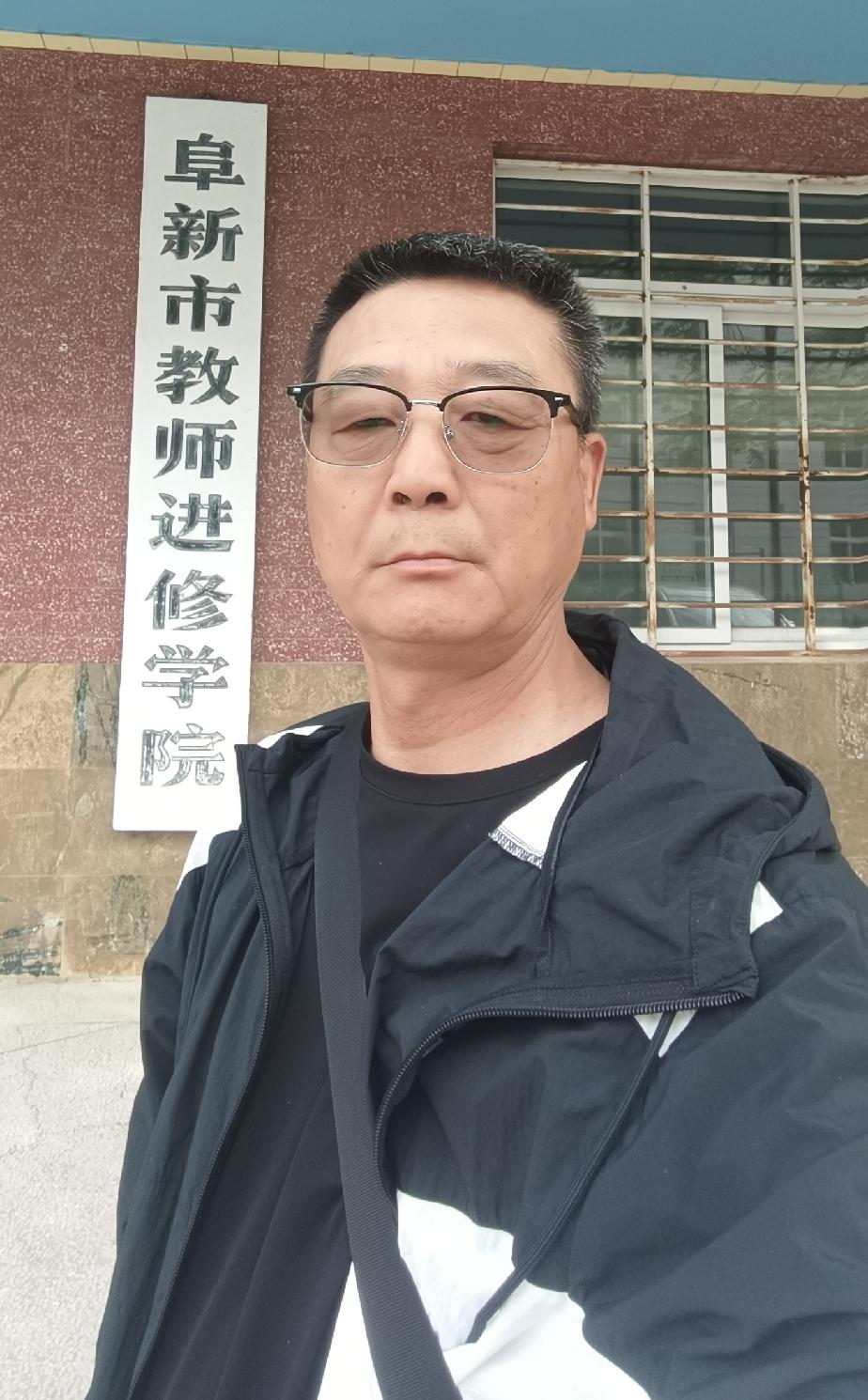 我今年58岁了。在职场摸爬滚打了三十多年，从来没当过领导。不是什么能力不够，