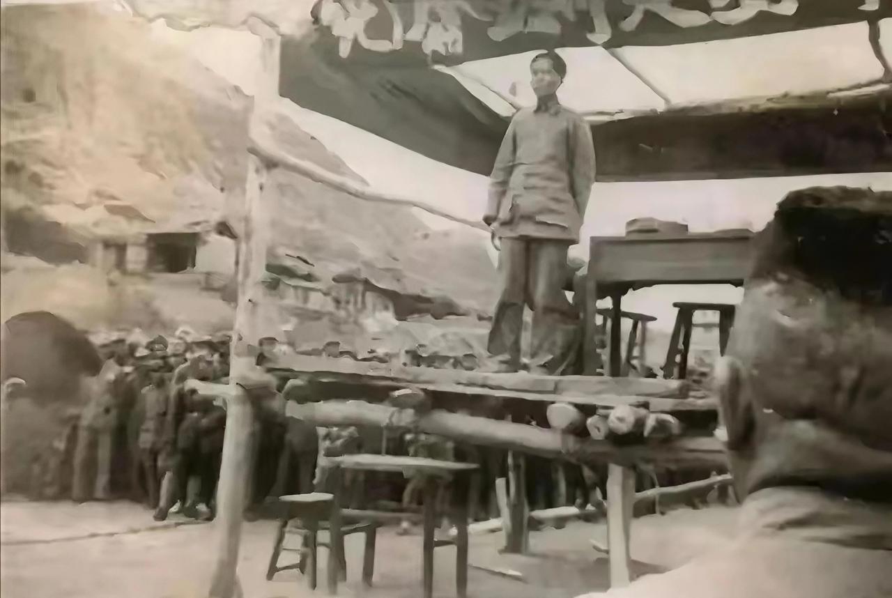 毛主席的讲台，简陋、朴素，非常接地气！毛主席站在这世界上独一无二的讲台上，向长