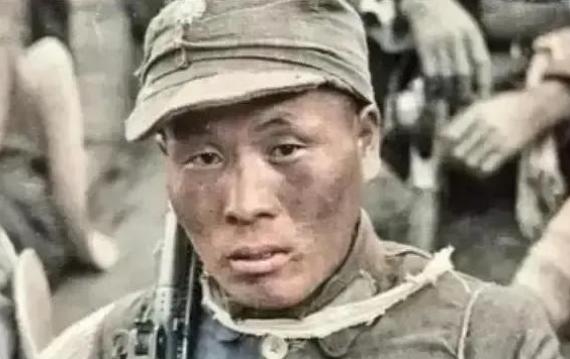 1945年5月，机枪手曾岳峰因伤掉队，没想到，他遇到100名日军正在吃饭！他立马