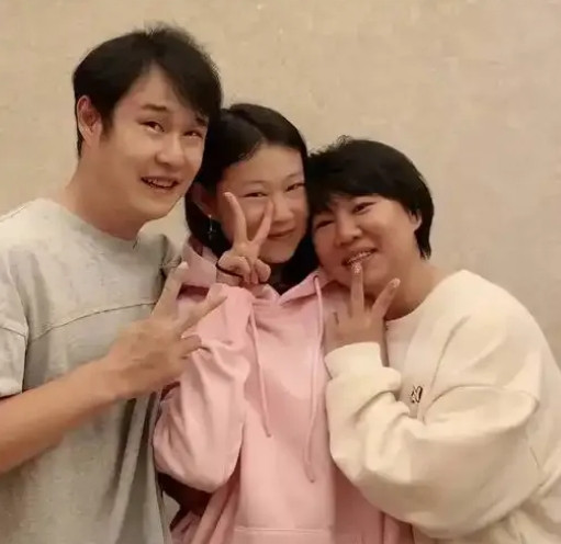 小沈阳送她闺女去韩国，根本不是大家眼里看到的那么简单。韩国出道那些女团。哪个