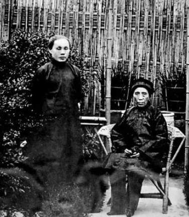 1912年，洞房之夜，郭沫若见新娘子太丑，拒绝同房。然而，就在他转身时，妻子突然