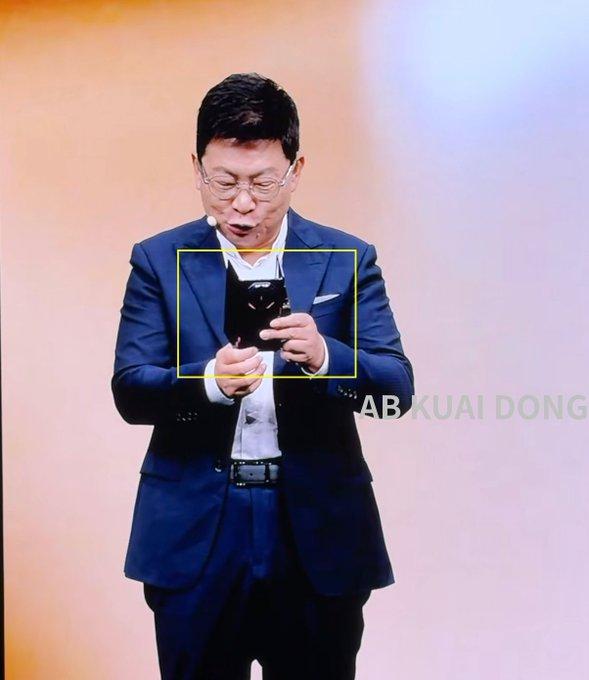 华为更新了三折叠手机华为MateXT2，并且请了刘德华来代言。这款手机动