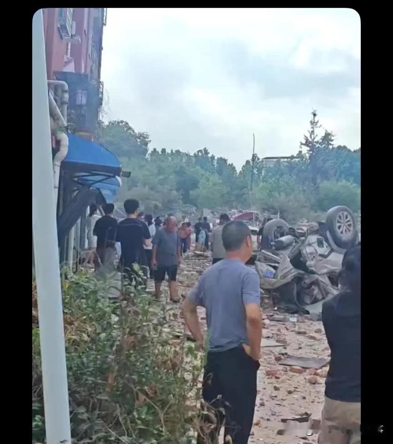 这家捕鱼囤了多少炸药？这威力都赶上导弹了，独院平房直接夷为平地，俩人消失。3斤5