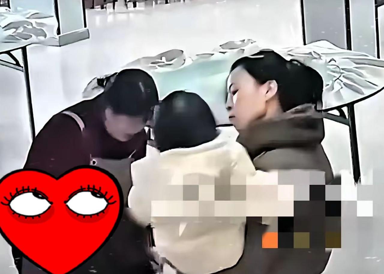 中指掰骨折、耳膜扇出血伤害2岁女童的“女魔头”报应终于来了！看完监控，恨的