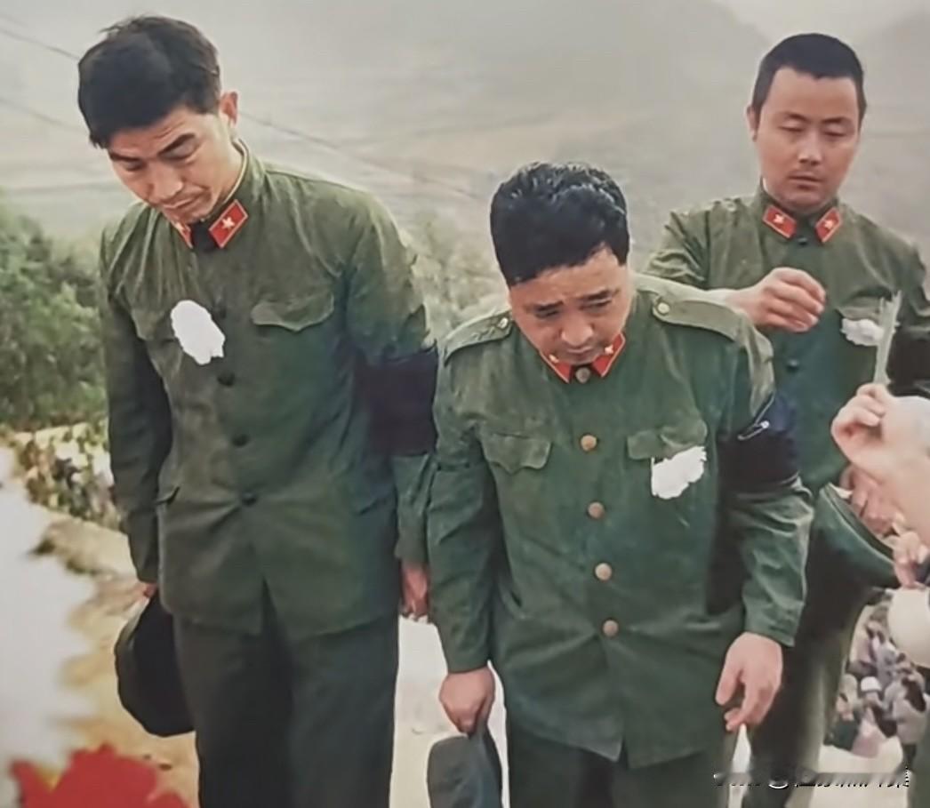 1987年，兰州军区第47集团军139师的指挥员在战后祭奠烈士的场景。图一照片中