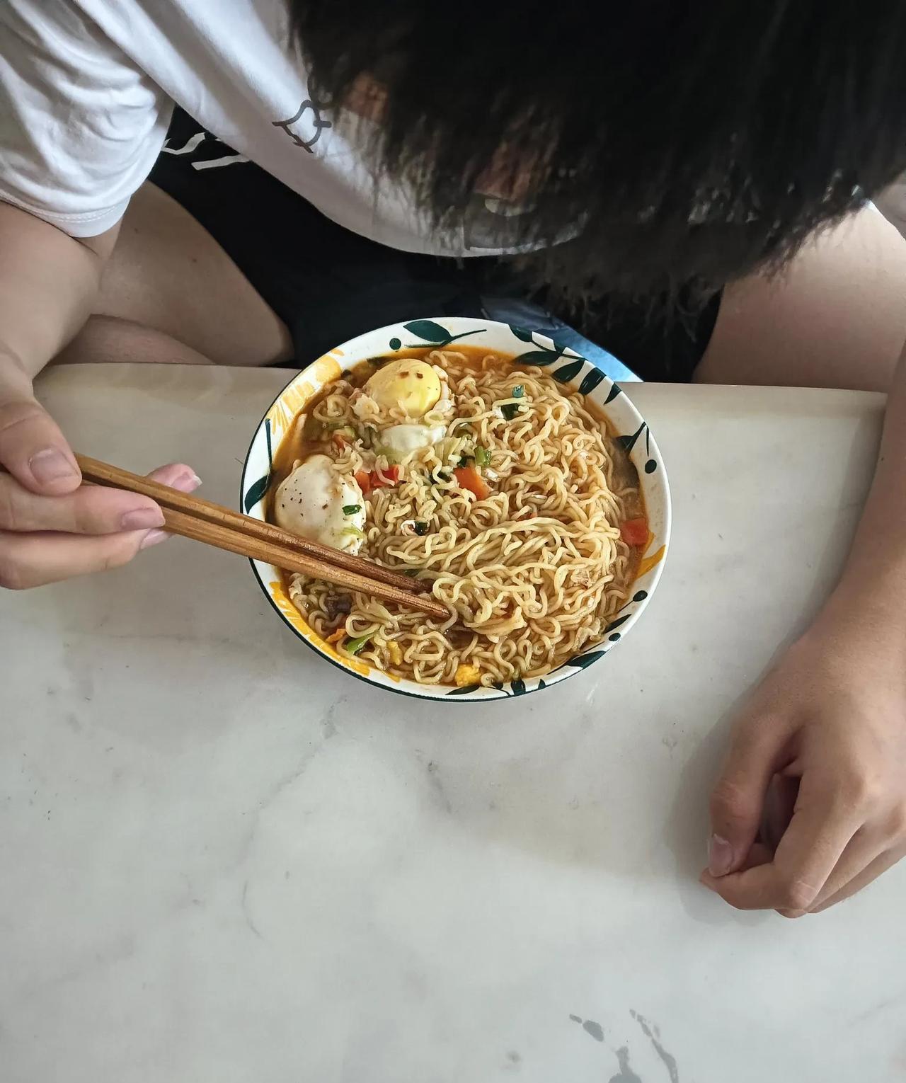 中午没做饭，我也懒得做，也不想吃，午饭让儿子自行解决，他非要吃泡面，给了他几块钱