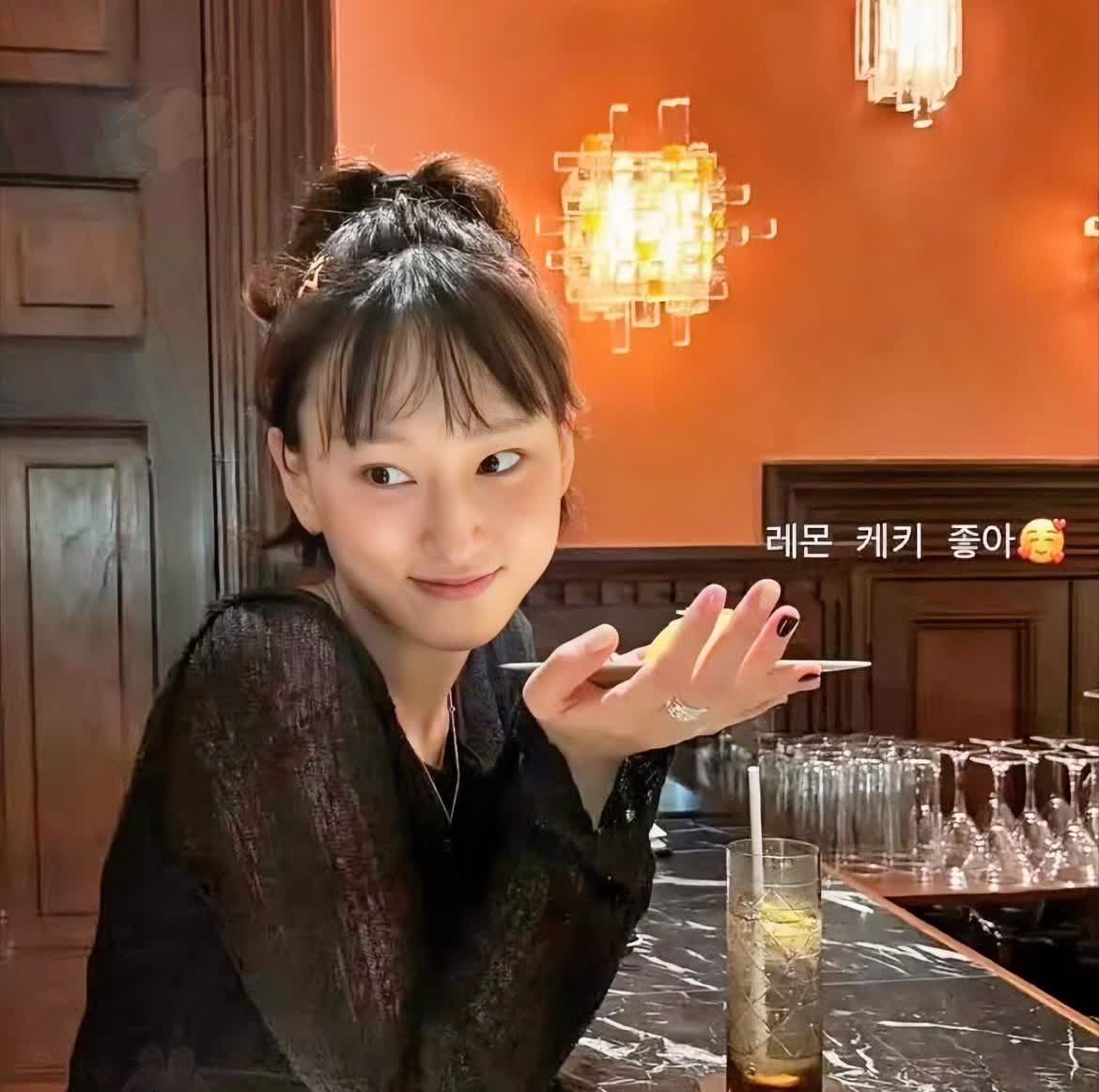 韩国演员刘慧英近几日在上海旅游，她故意拍摄街头的垃圾，和自己自拍
