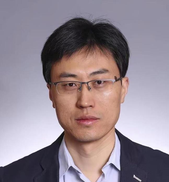一个清华物理系毕业、拿着国家教育资源一路读到博士的人，转身在美国智库写报告，呼吁