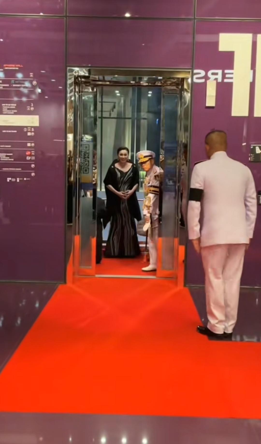 11月21日，苏提达回国后，出席的公开活动，穿着再一次让人眼睛一亮，说她是时尚女