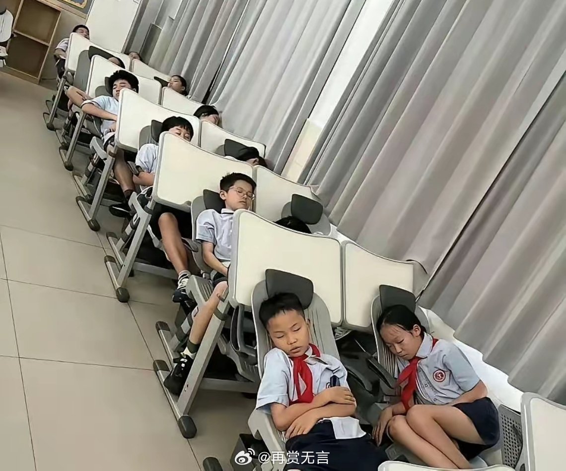 现在的校园生活，真让人向往啊！我们读书的时候，只能趴桌子上睡觉。