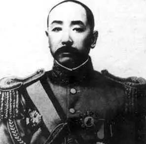 1923年，张作霖微服逛奉天集市，遇小混混拦路索费，他打趣反问“敢收我的钱？”，