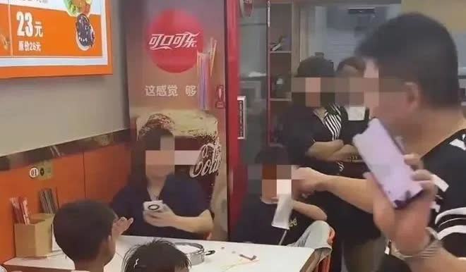 女顾客再回应“3女子带4孩续面”事件。百分之九十以上的网民会支持顾客，少部分反对