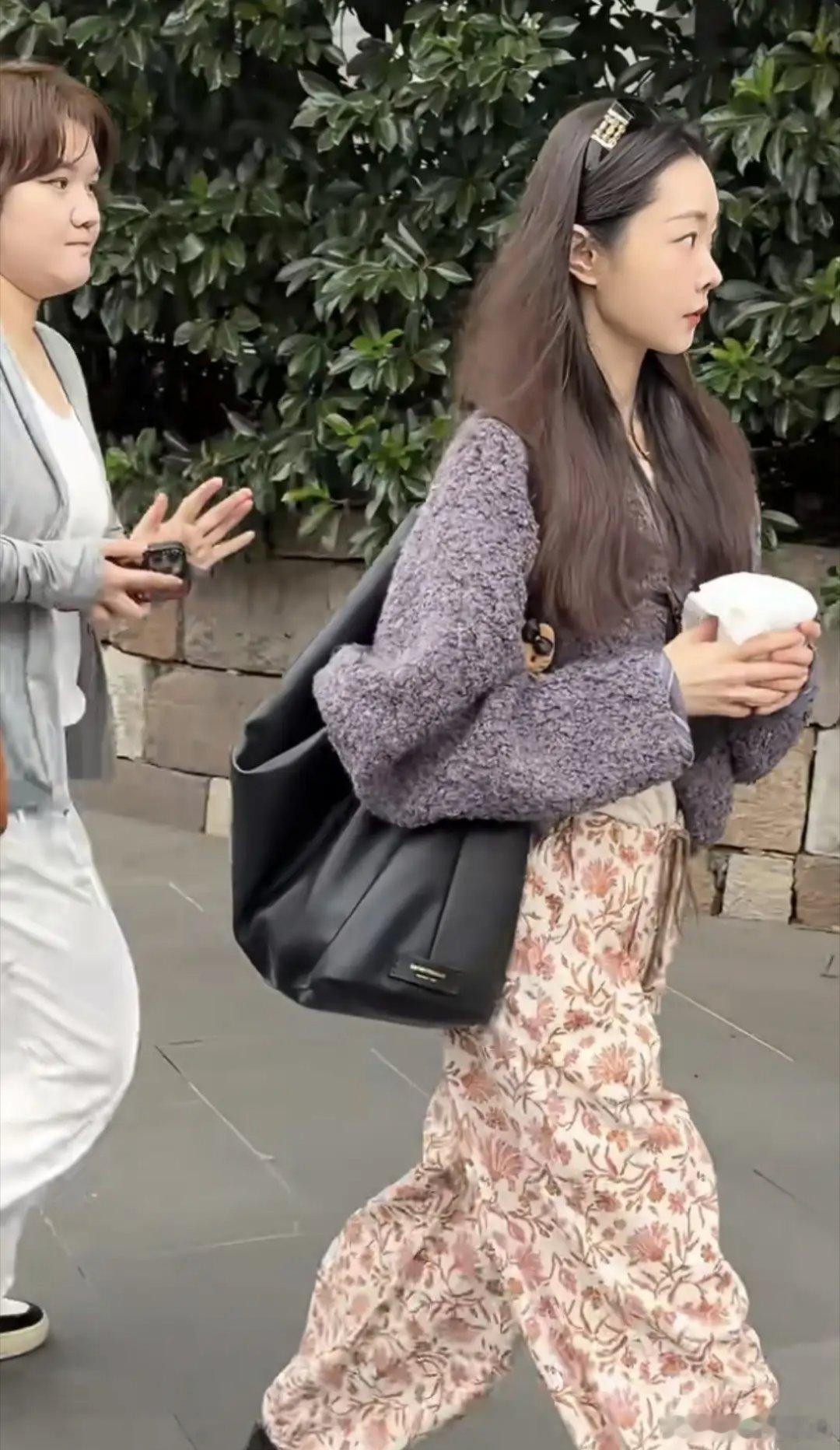 网友乌镇偶遇宋轶，穿着大花裤子本人气质超绝，这身材这脸穿麻袋都好看……​​​
