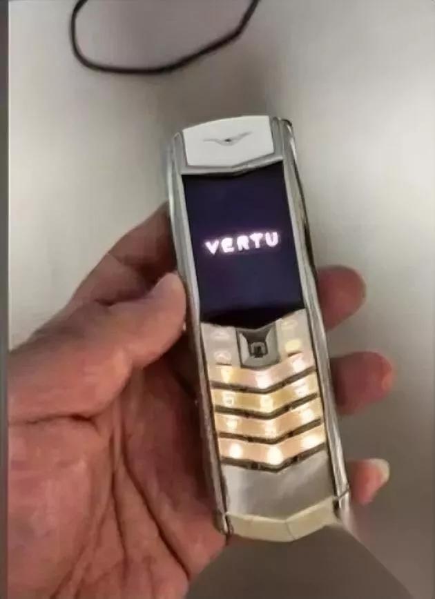 34万买的手机现在用不了？说出来你可能不信，北京一网友晒出早年入手的VE