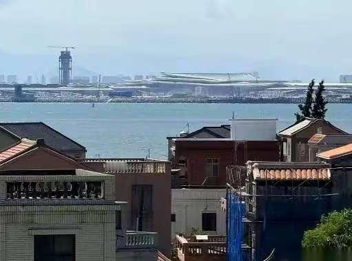 金门还在烧液化气罐，电费贵得像过节，厦金大桥桥塔都立起来了。陈阿姨捏着贡糖油