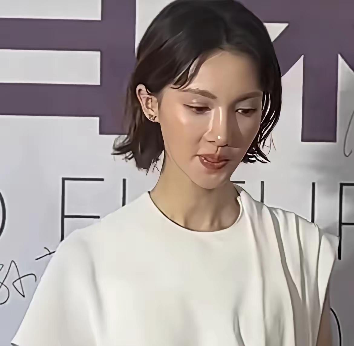 说真的，金晨不要再整容了，现在她的嘴巴弯的让人不敢直视。这还是那个清纯的金晨吗