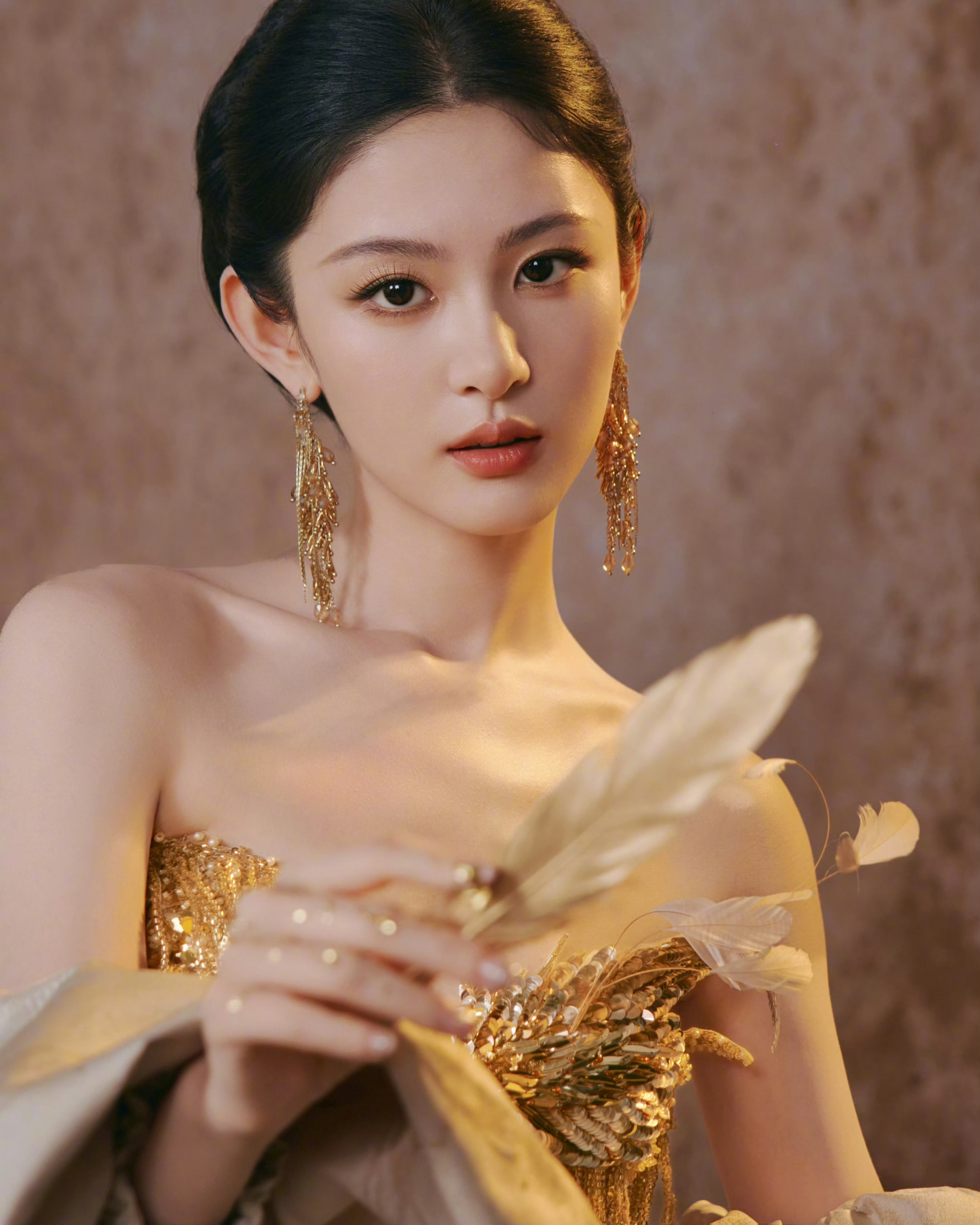 这姑娘穿着华丽的金色礼服，好漂亮！赵晴真性感