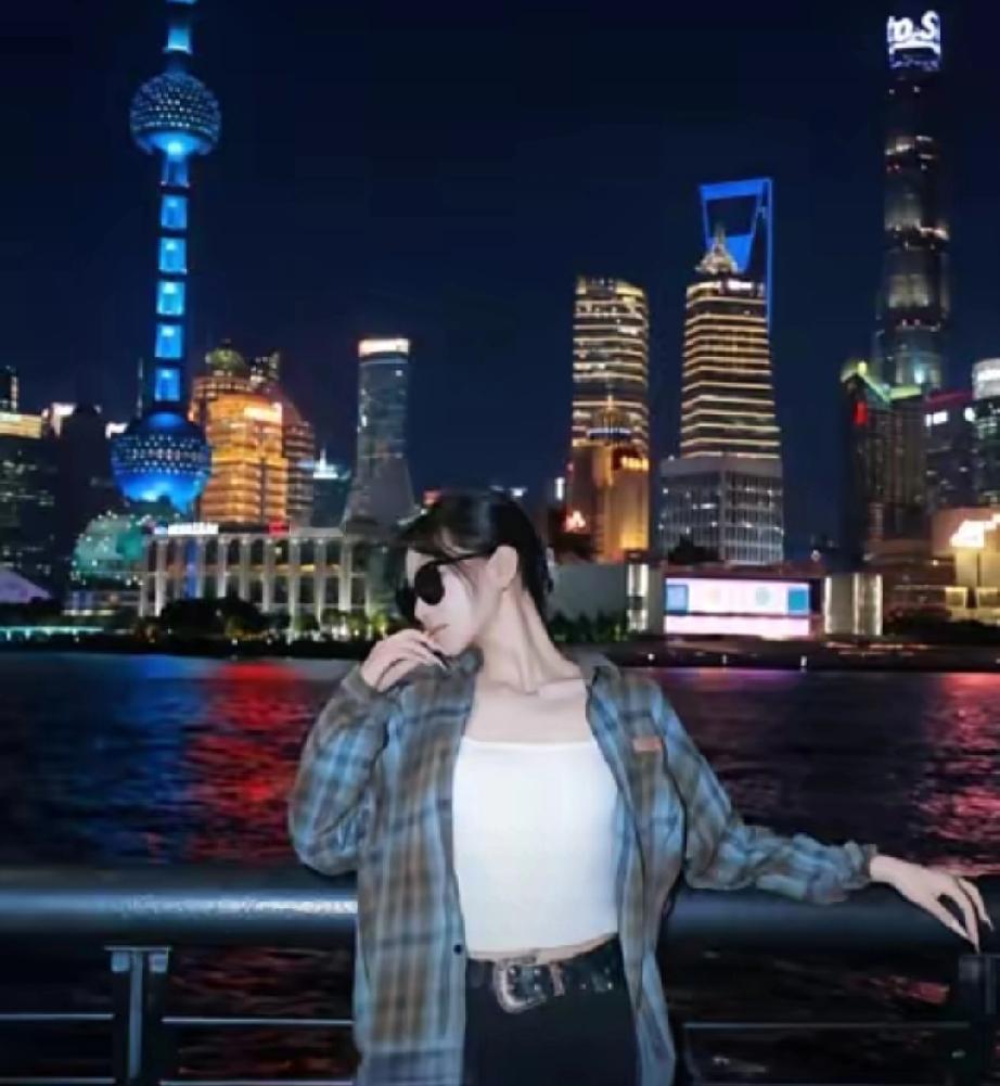 刷到国民党发言人江怡臻的自拍，她跟着郑丽文的团第一次来上海，发了张东方明珠的合影