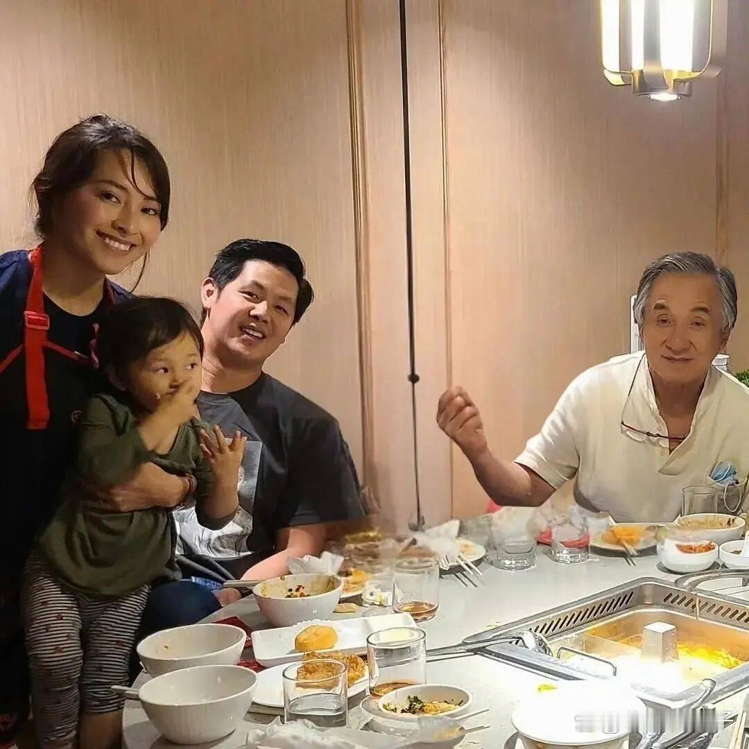 岁月催人老，成龙也难抵时光，渐渐显露老态，令人感慨