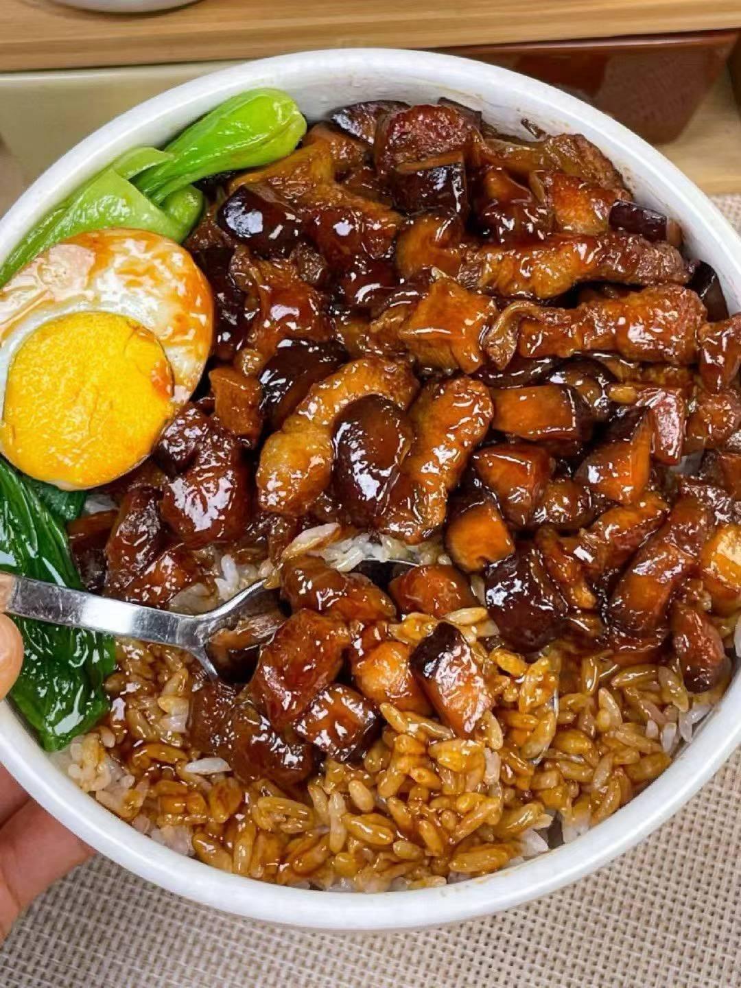 酱香四溢的红烧肉盖饭，搭配半熟蛋和青菜，每一口都是满足！🍛🥚🥦