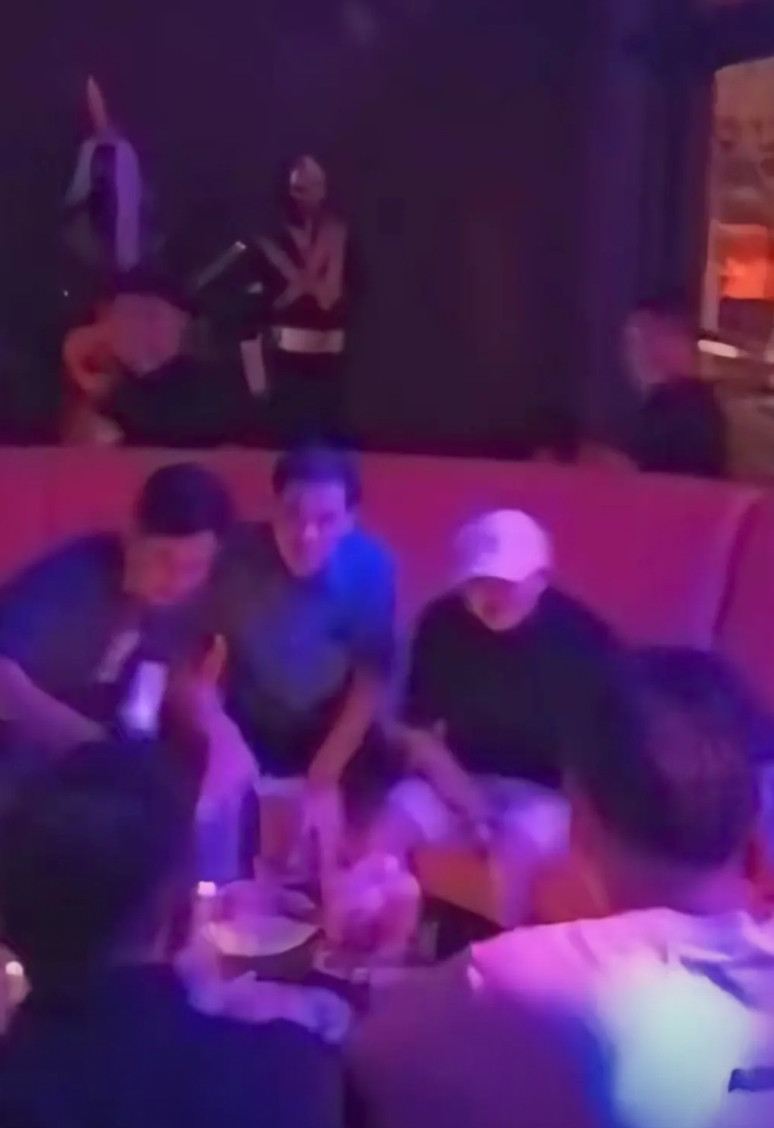 近日，中国第一代互联网企业家纷纷现身公众视野。张朝阳在汕头游泳、旅游；雷军与周鸿