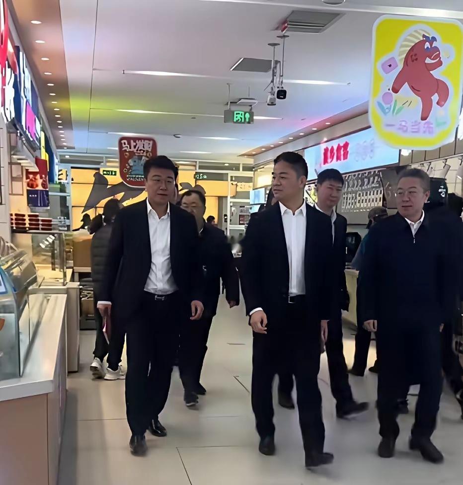 刘强东逛京东超市时的一幕，身旁是随行人员​​​