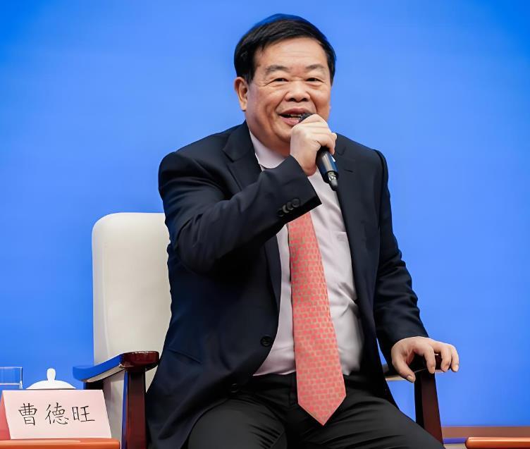 曹德旺先生一语道破天机，他表示，现在明显、企业家、专家、学者一窝蜂带货，把影响力