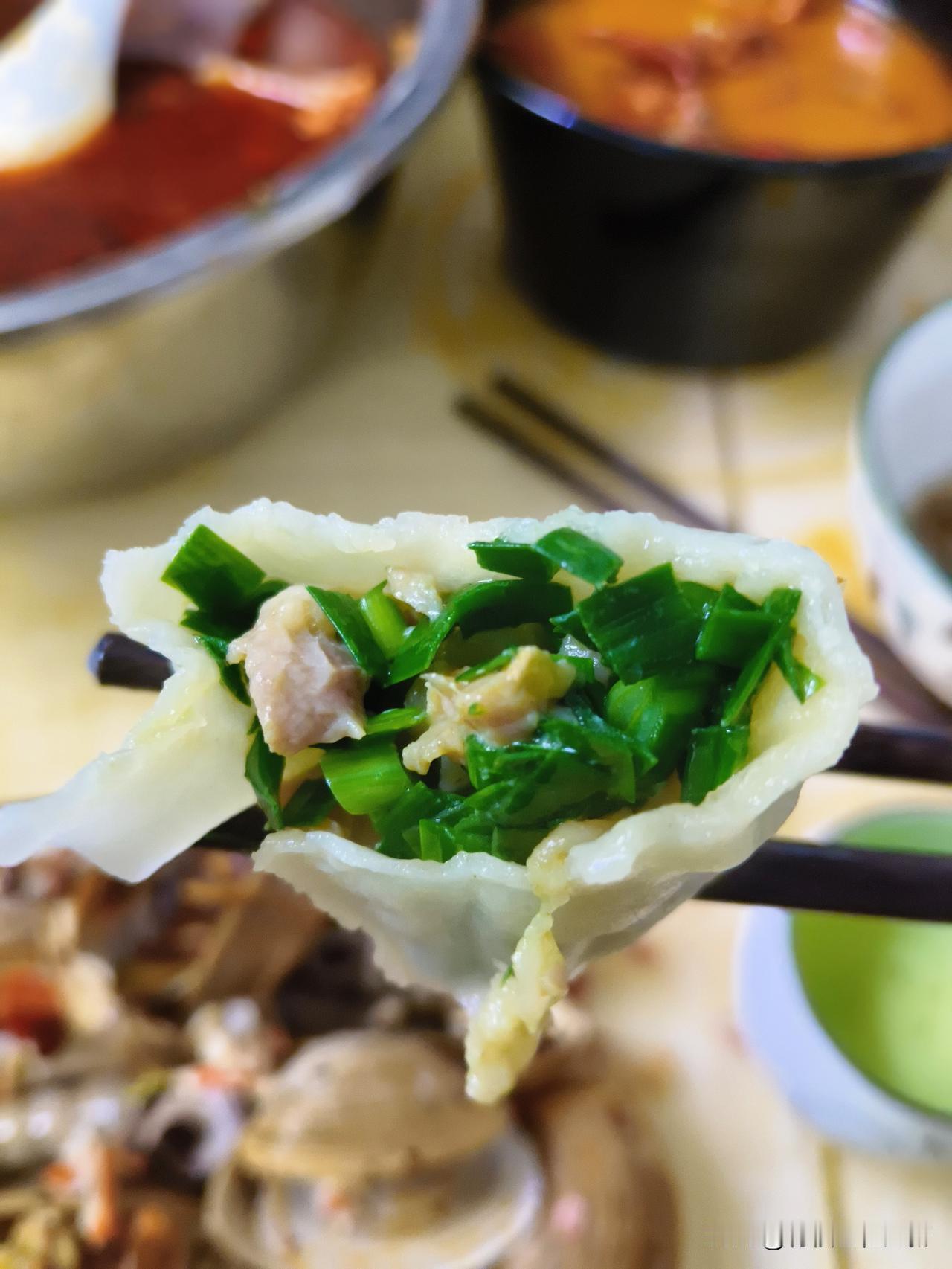 韭菜猪肉饺子最好吃！在座六零和七零后8个人，意见统一！昨天下雨，晚上大家一起吃