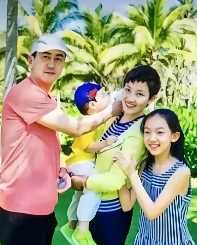 央视主持人夫妻里面，最接地气的一对。妻子天亮皮肤白嫩，身材相貌端庄，一头短发造型