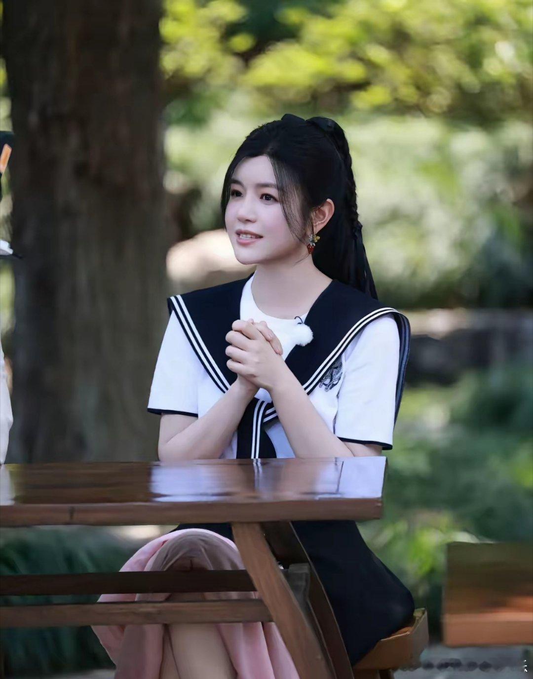 陈妍希：已经不是沈佳宜的年纪了，穿校服真的没有那种感觉了，反倒是熟女风的蓝色抹胸
