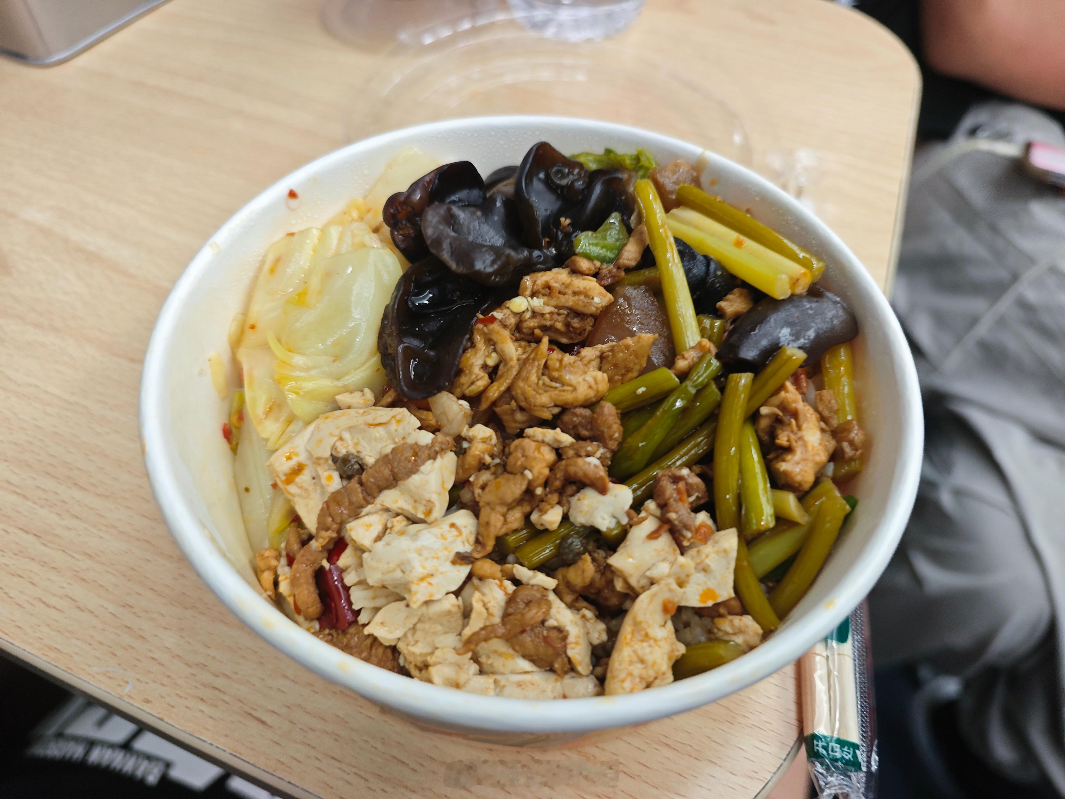 列车盒饭评测时间到！小道在金温公司的K1258次列车上购买的晚餐，从25元等到了
