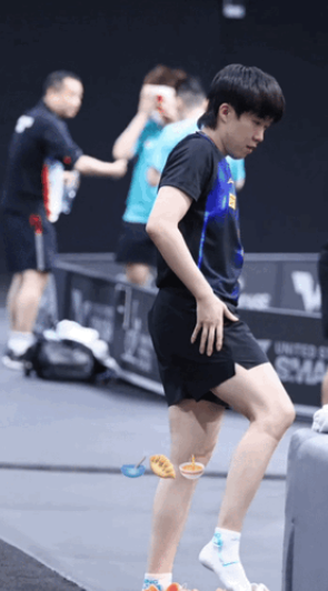 王楚钦和甜甜退场，王皓边走边和王楚钦复盘。男双的比赛输掉了，输给了勒布伦兄弟