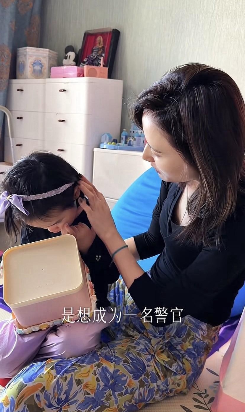 海哈金喜离婚后首次发与女儿日常，女儿夏夏已经三岁，长得越来越像李亚鹏，瘦瘦的，爱