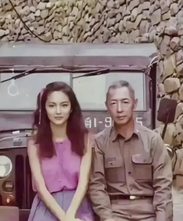 1980年26岁的林青霞和他父亲林维良的一张合影