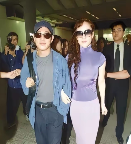 1996年李连杰和利智热恋，利智确实魅力非凡，拿捏李连杰不在话下。利智有着36/