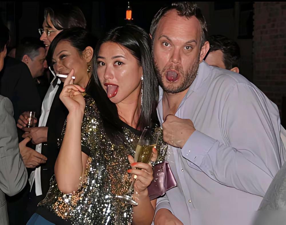 国外烟酒都来，国内优雅知性。朱珠所以明星千万不要立什么人设，容易崩塌。如果